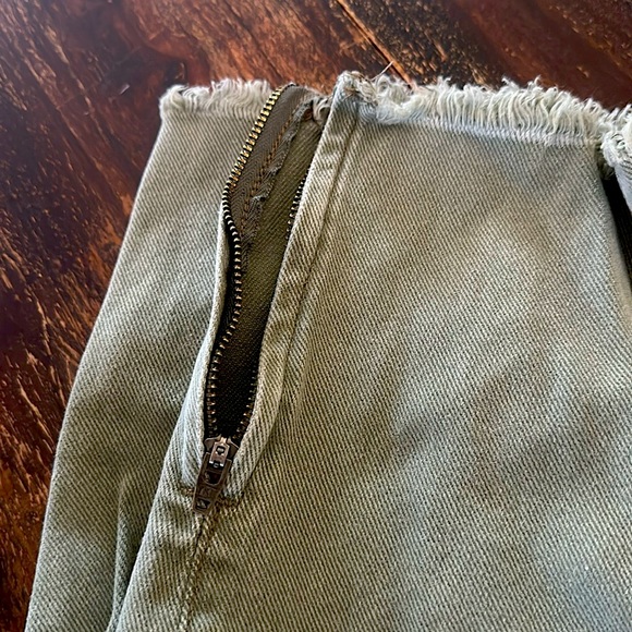 One X teaspoon jeans! Super cute olive green jeans ✨ - Picture 5 of 11